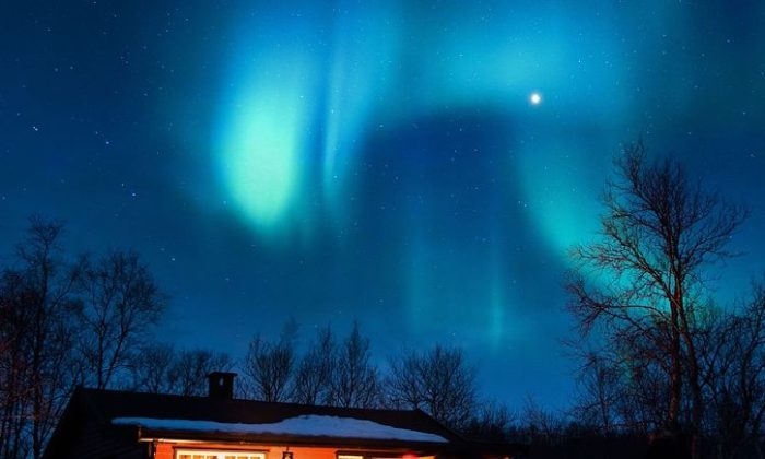 Solární záře, sluneční erupce, geomagnetická bouře, silvestrovská obloha